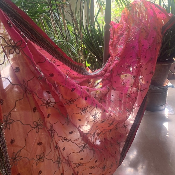 ENSEMBLE LEHENGA: Vibrant. Stands out. Choli 32-34. STUNNING DUPATTA! - Picture 7 of 17